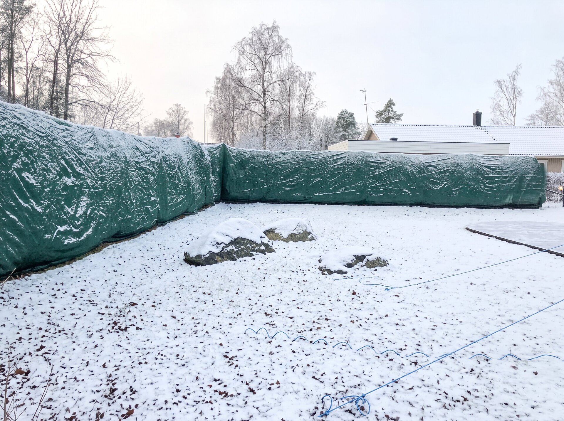 Hyr vintertäckning av häcken